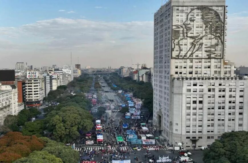 El Gobierno analiza demoler el edificio con la cara de evita en la 9 de julio